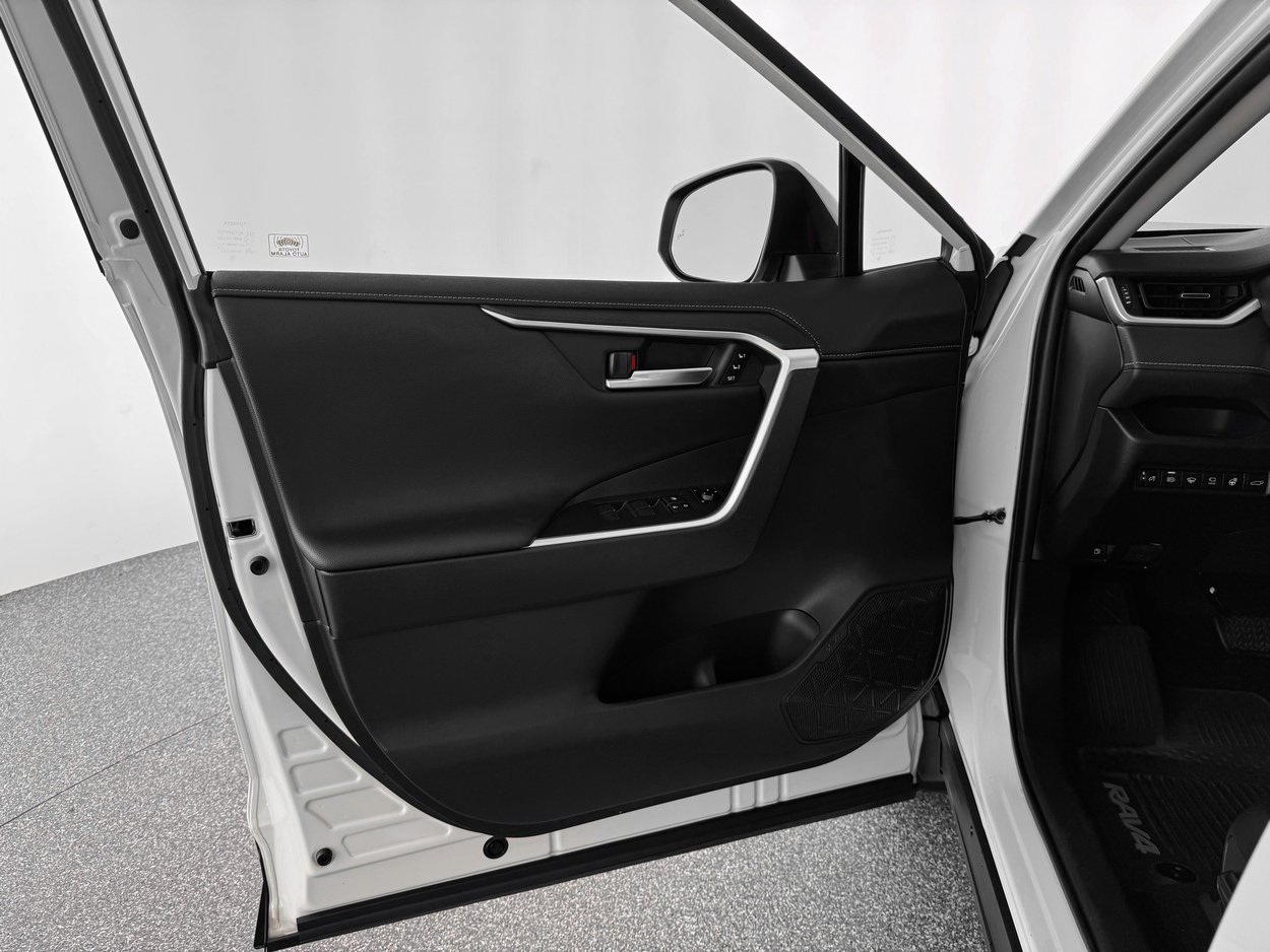 Used 2020 Toyota RAV4 Limited image 12