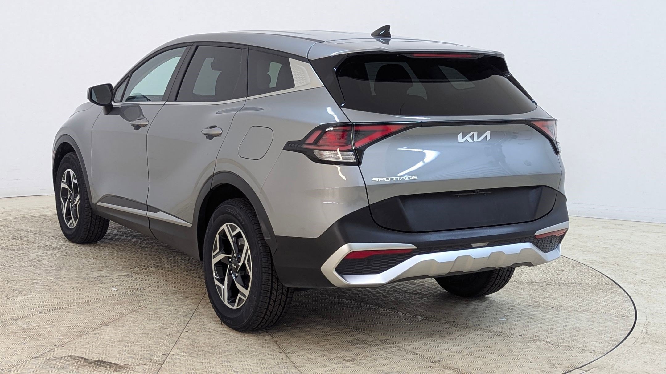 Used 2024 Kia Sportage LX image 3