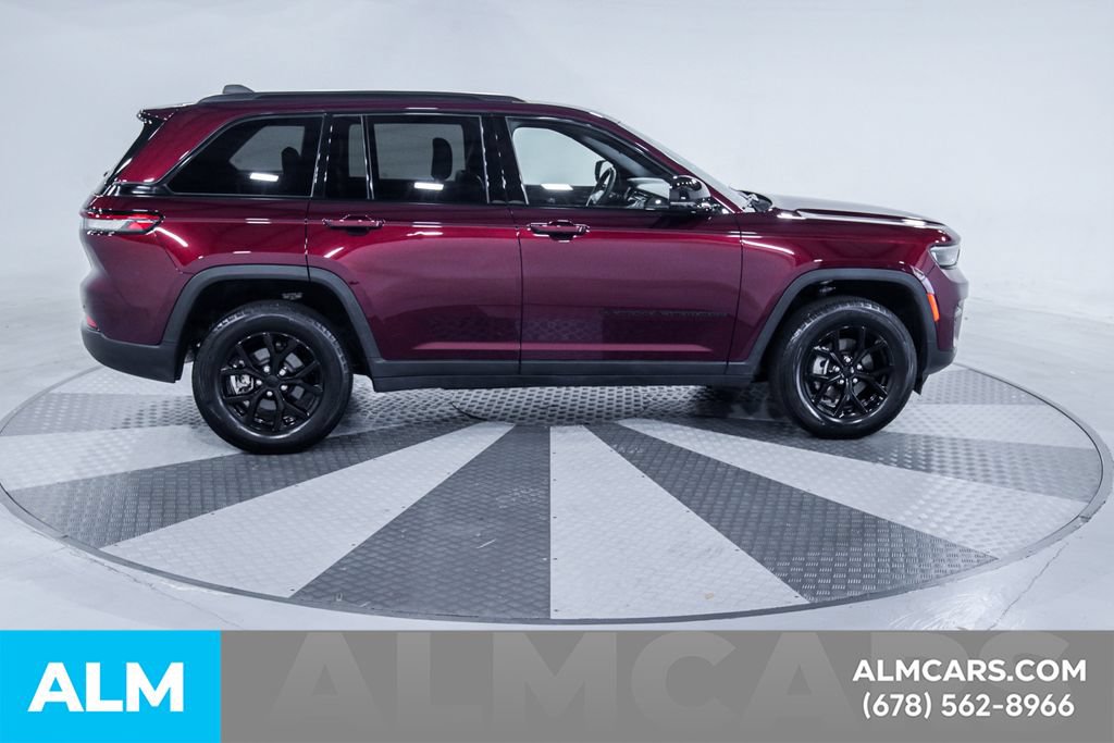 Used 2025 Jeep Grand Cherokee Altitude AWD/4WD image 10