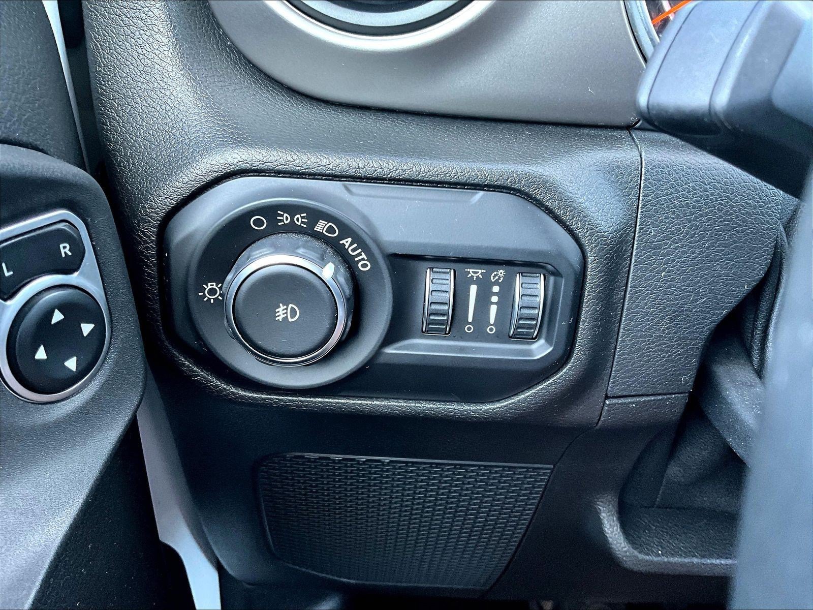 Used 2018 Jeep Wrangler Unlimited Sport S AWD/4WD image 38