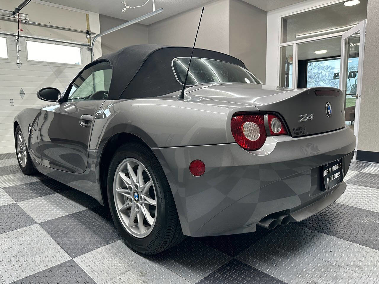 Used 2005 BMW Z4 2.5i image 10