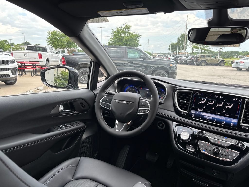 New 2027 Chrysler Pacifica Select FWD image 45