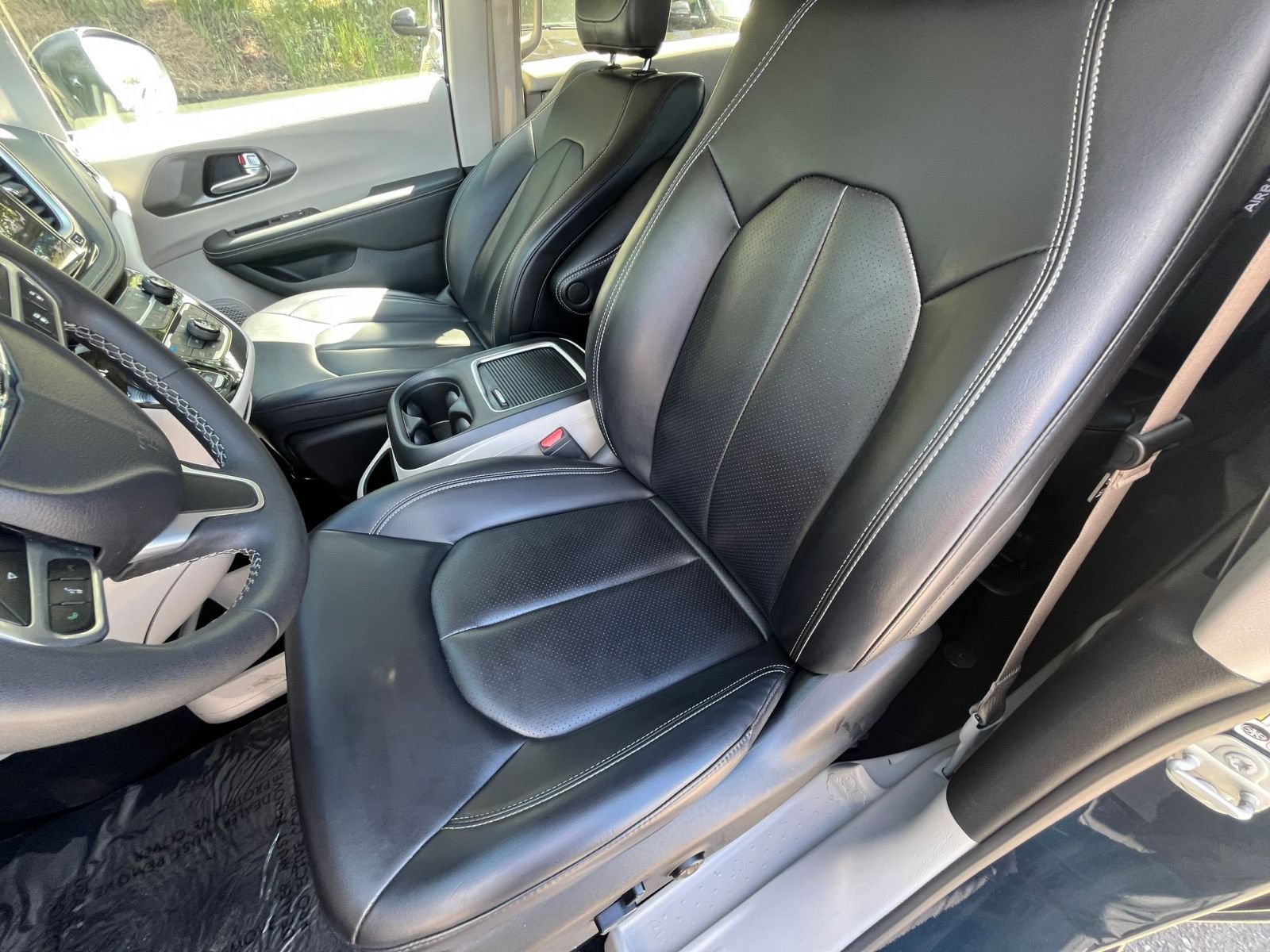 Used 2023 Chrysler Pacifica Touring-L FWD image 39
