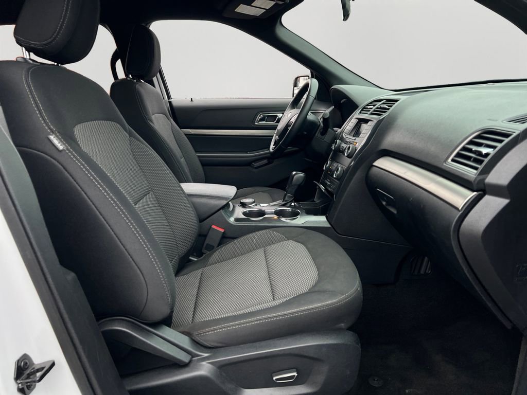 Used 2018 Ford Explorer XLT image 7