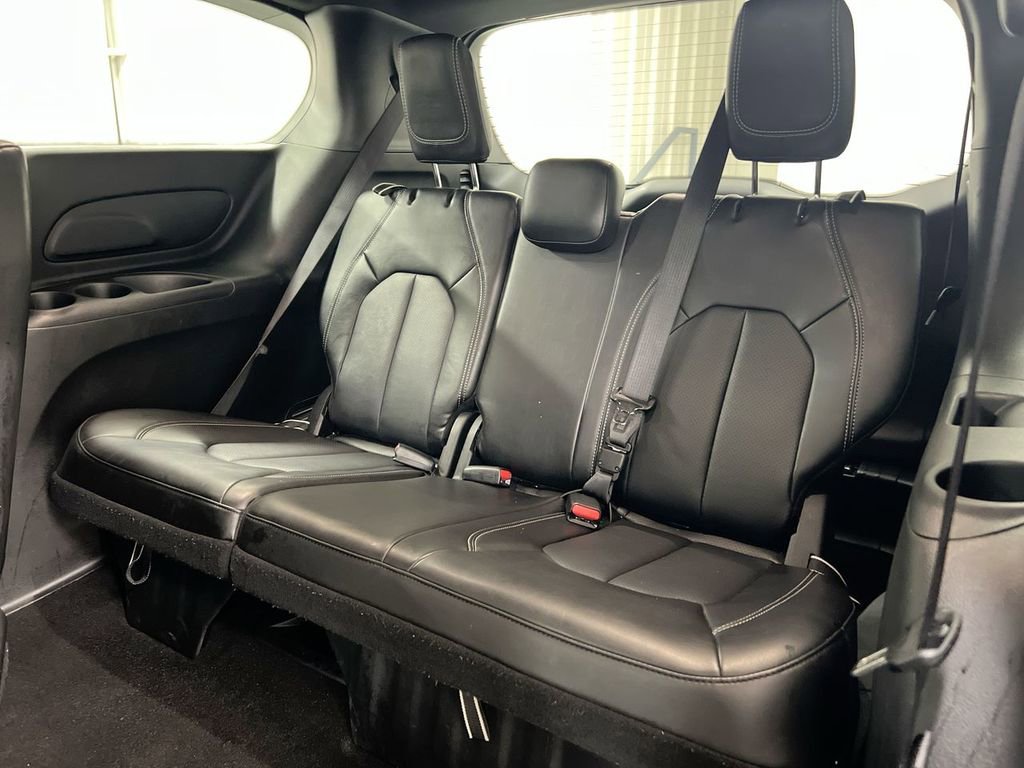 Used 2025 Chrysler Pacifica Select image 23