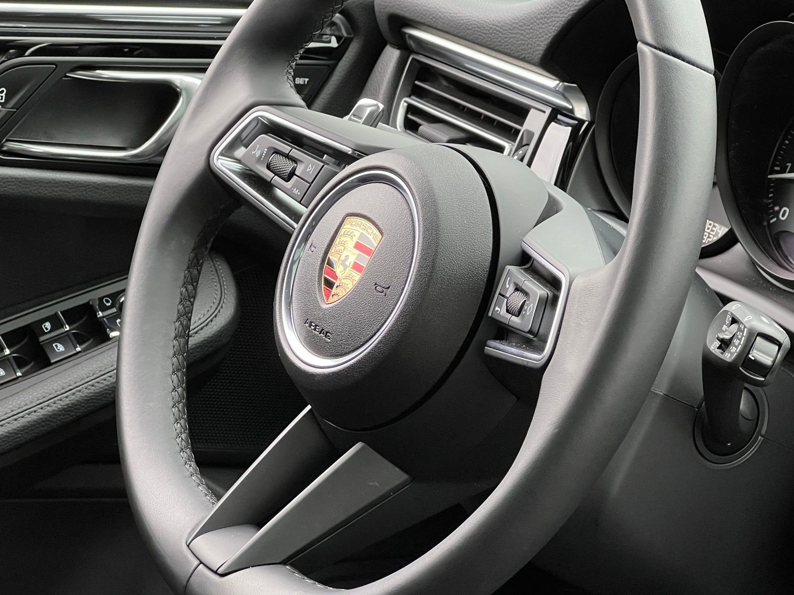 Certified 2025 Porsche Macan image 24
