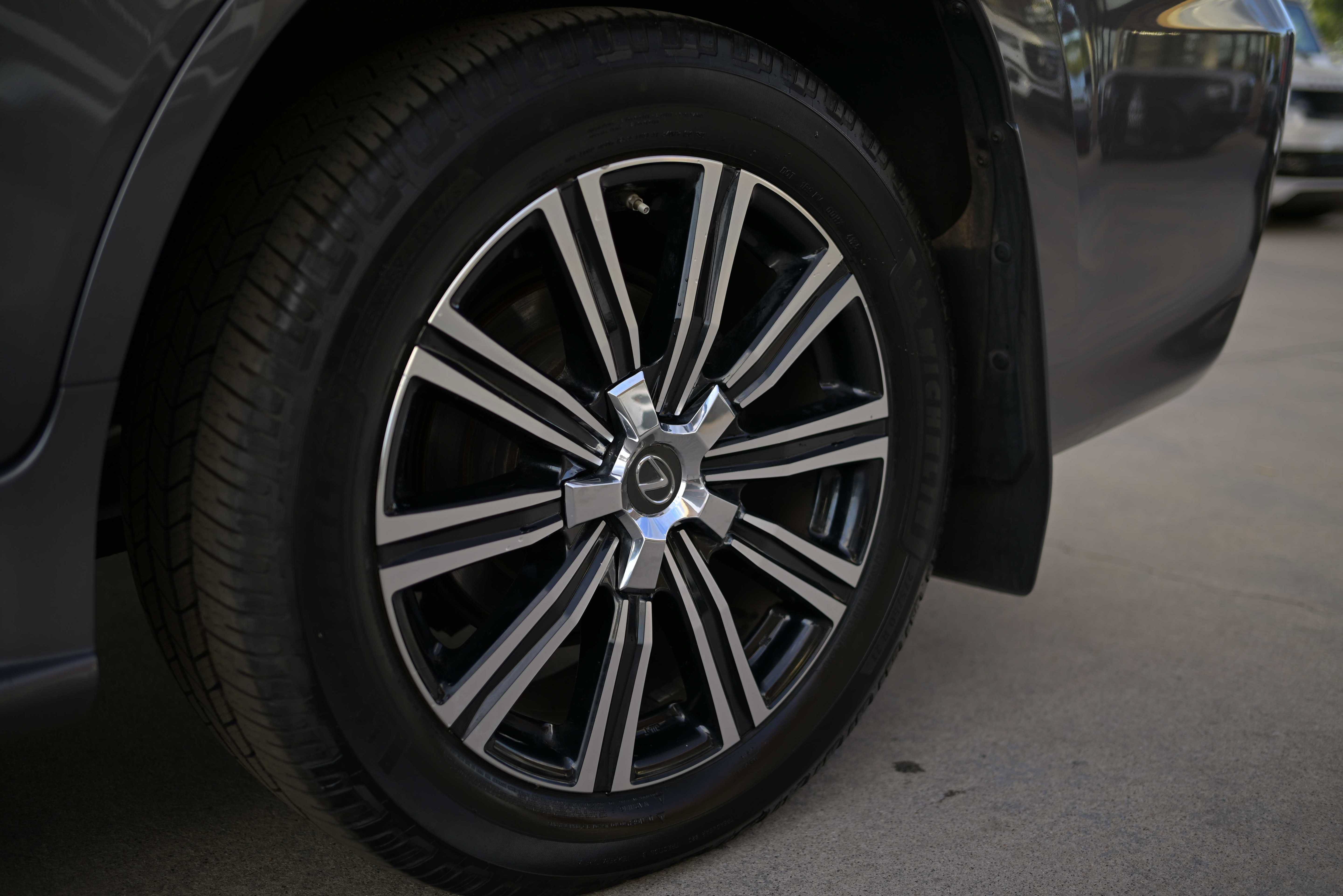 Used 2016 Lexus LX 570 4WD w/ Luxury Package image 25