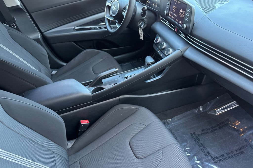 Used 2024 Hyundai Elantra SE image 17