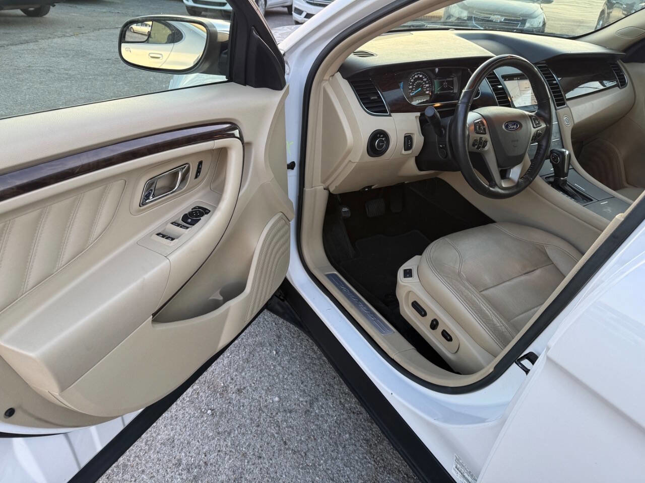 Used 2016 Ford Taurus Limited FWD image 5