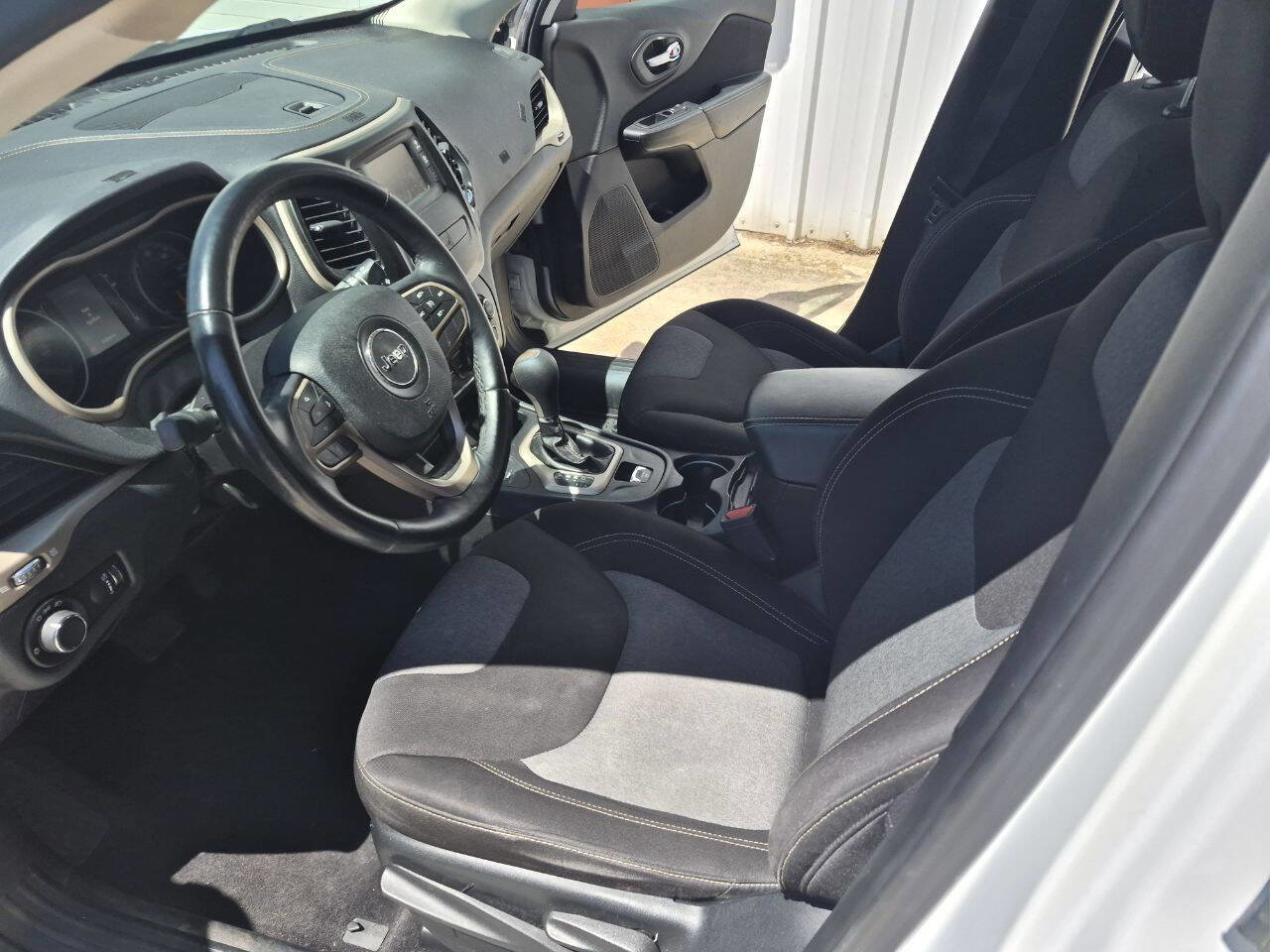 Used 2017 Jeep Cherokee Sport AWD/4WD image 12