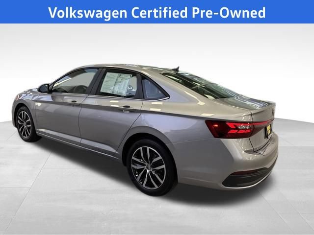 Certified 2025 Volkswagen Jetta SE w/ Sunroof Package image 4