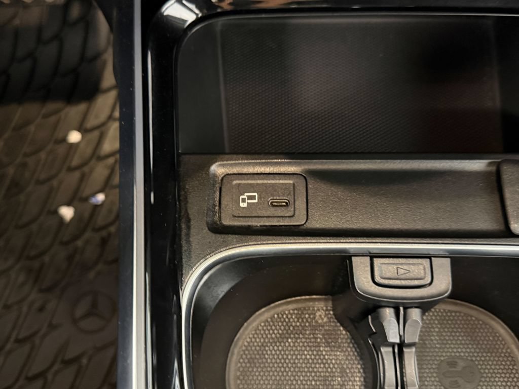 Used 2021 Mercedes-Benz GLB 250 image 27