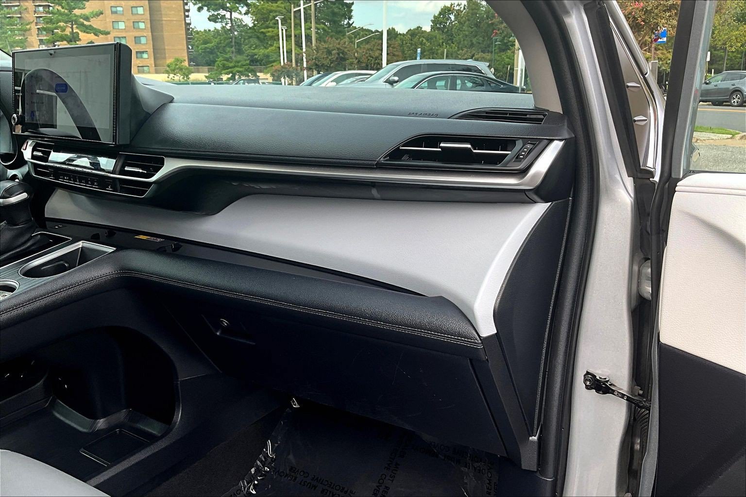 Used 2025 Toyota Sienna XLE FWD image 16