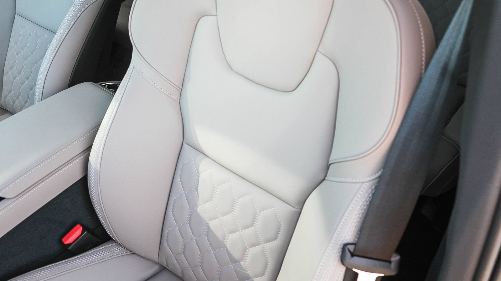 New 2026 Volvo XC90 T8 Plus w/ Protection Package Premier AWD/4WD image 27