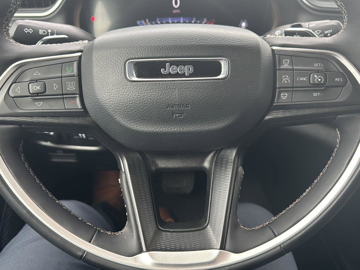 Used 2025 Jeep Grand Cherokee Altitude image 14