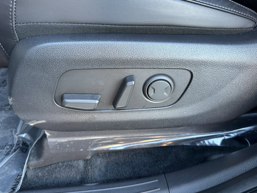 Used 2024 Kia Carnival EX image 32