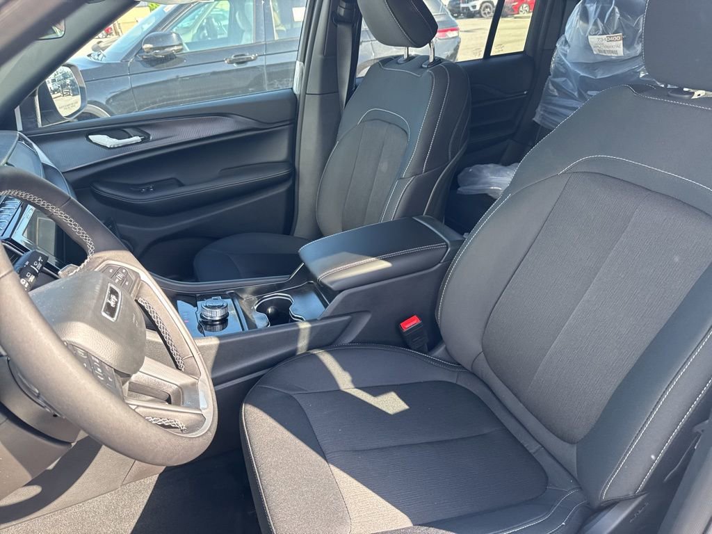 Used 2025 Jeep Grand Cherokee Laredo w/ Luxury Tech Group I image 21