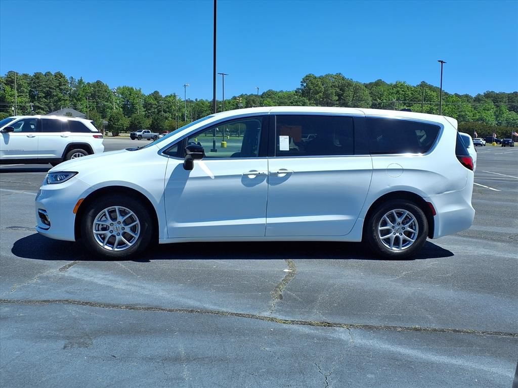 Used 2024 Chrysler Pacifica Touring-L FWD image 18