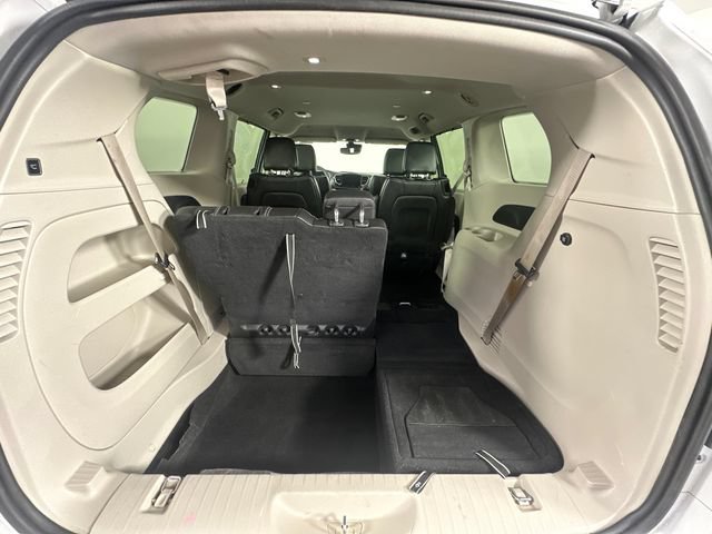 Used 2024 Chrysler Pacifica Touring-L FWD image 10