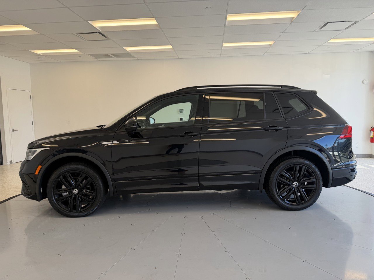 Used 2022 Volkswagen Tiguan SE R-Line AWD/4WD image 4