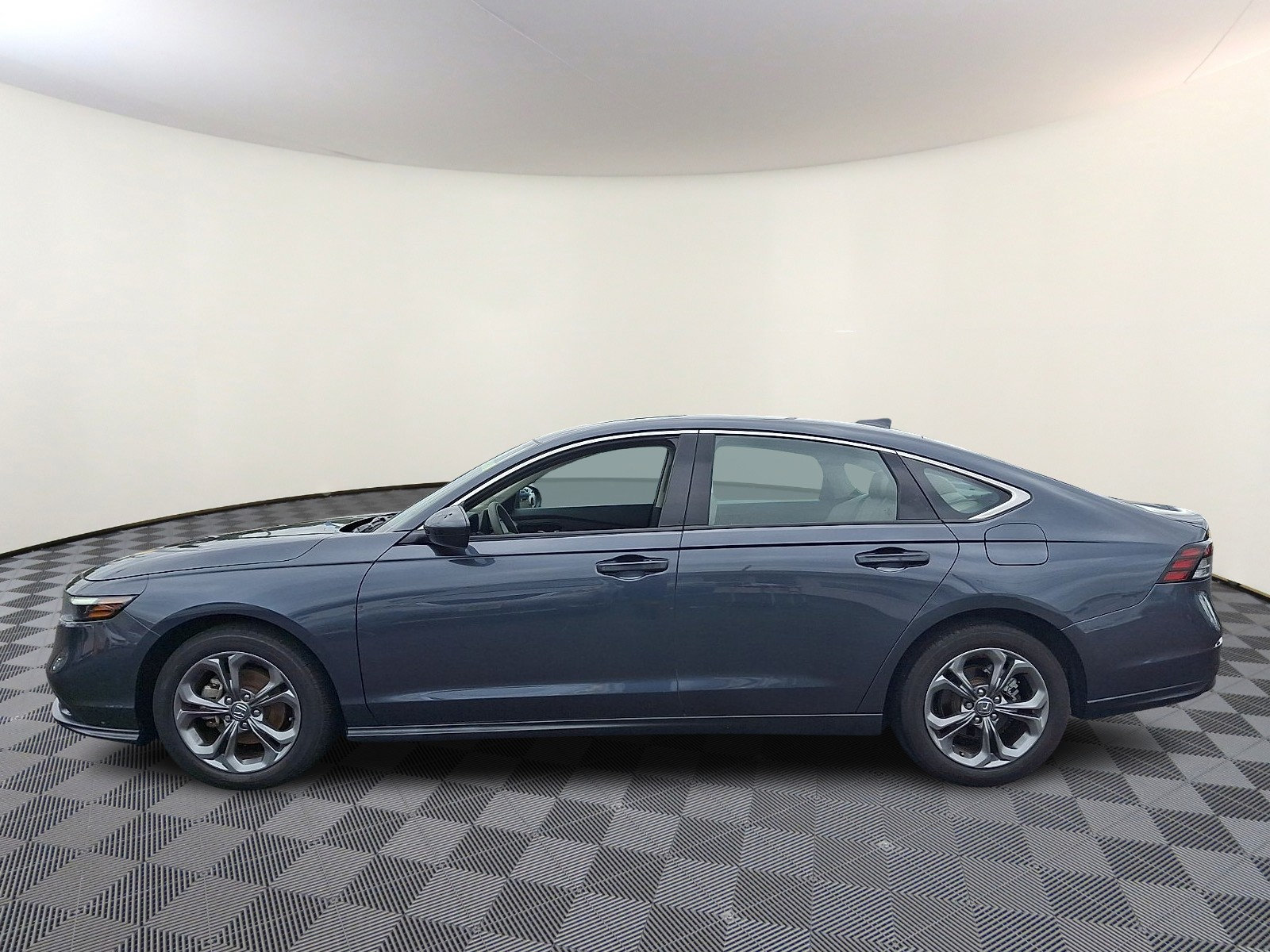 Used 2023 Honda Accord EX image 4