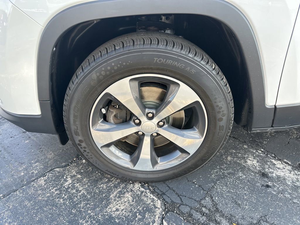 Used 2019 Jeep Cherokee Limited image 34