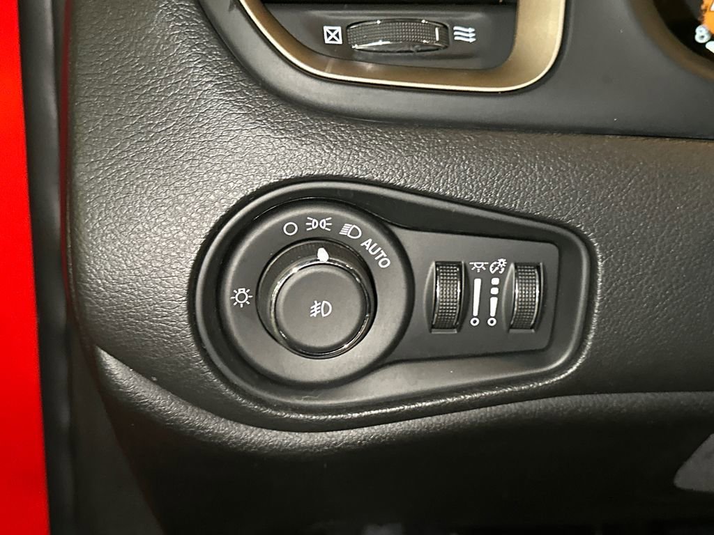 Used 2016 Jeep Renegade Limited AWD/4WD image 19