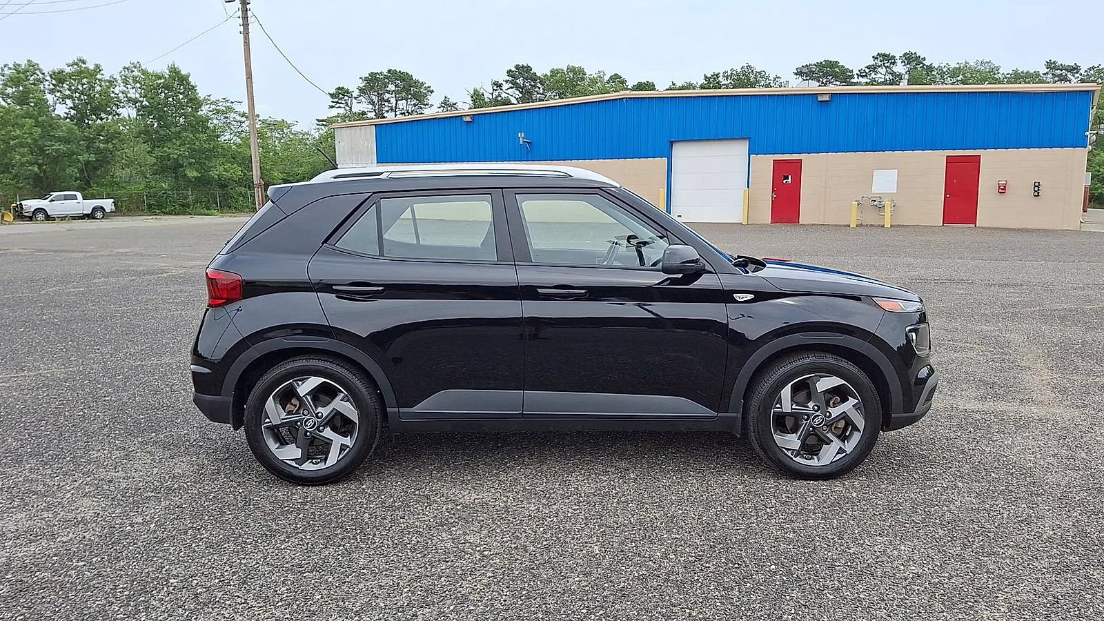 Used 2023 Hyundai Venue SEL FWD image 9