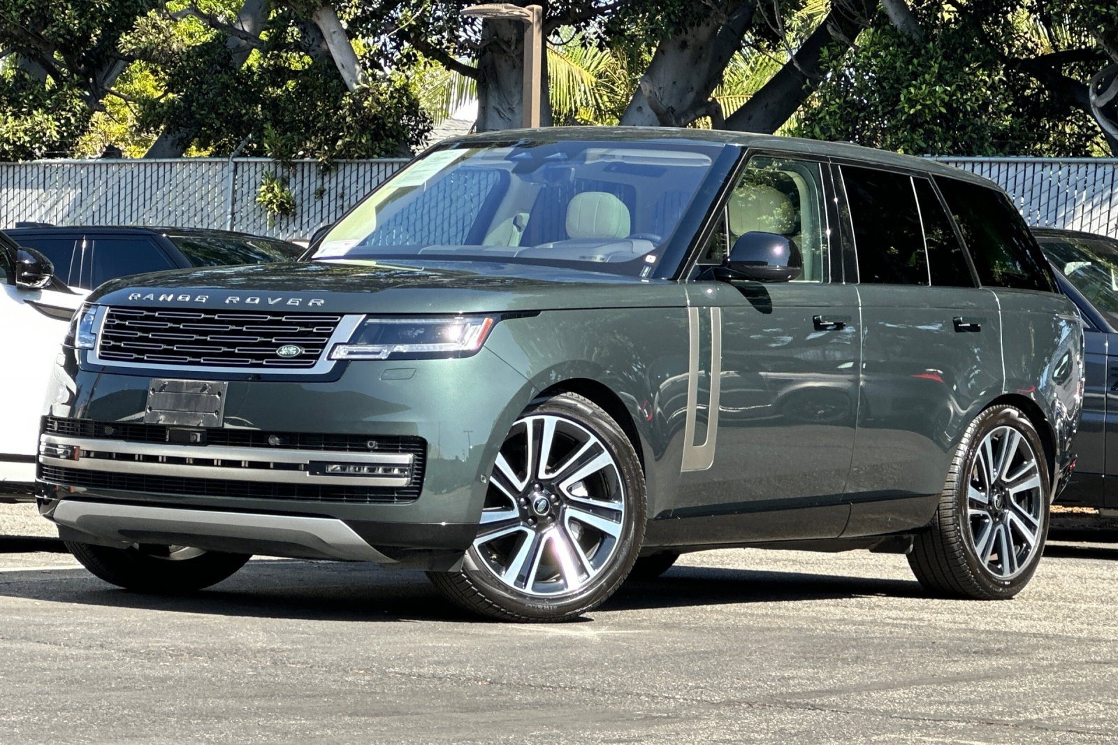 Used 2023 Land Rover Range Rover SE AWD/4WD image 1