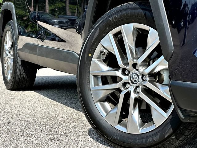 Used 2020 Toyota RAV4 XLE Premium FWD image 2