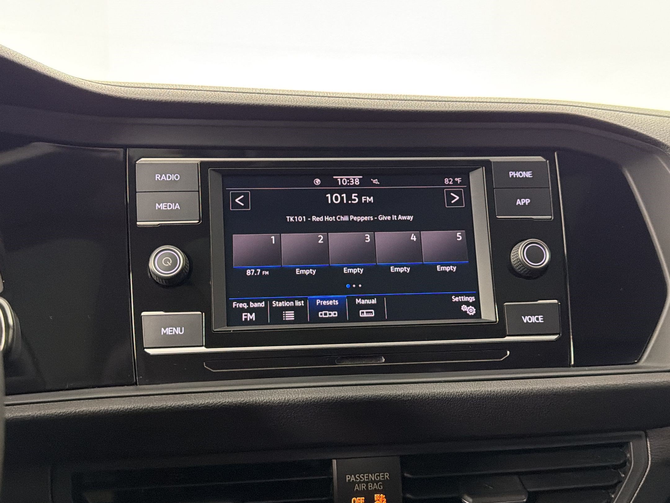 Used 2020 Volkswagen Jetta SE w/ SE Cold Weather Package FWD image 17