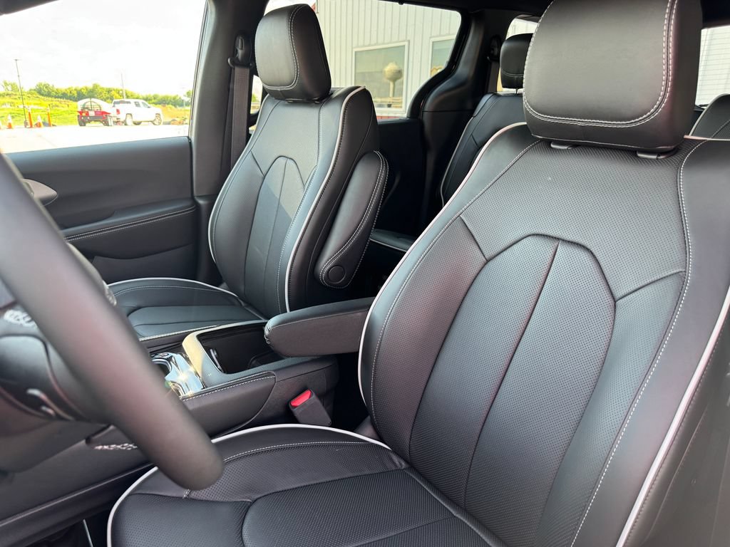 New 2027 Chrysler Pacifica Limited AWD/4WD image 18