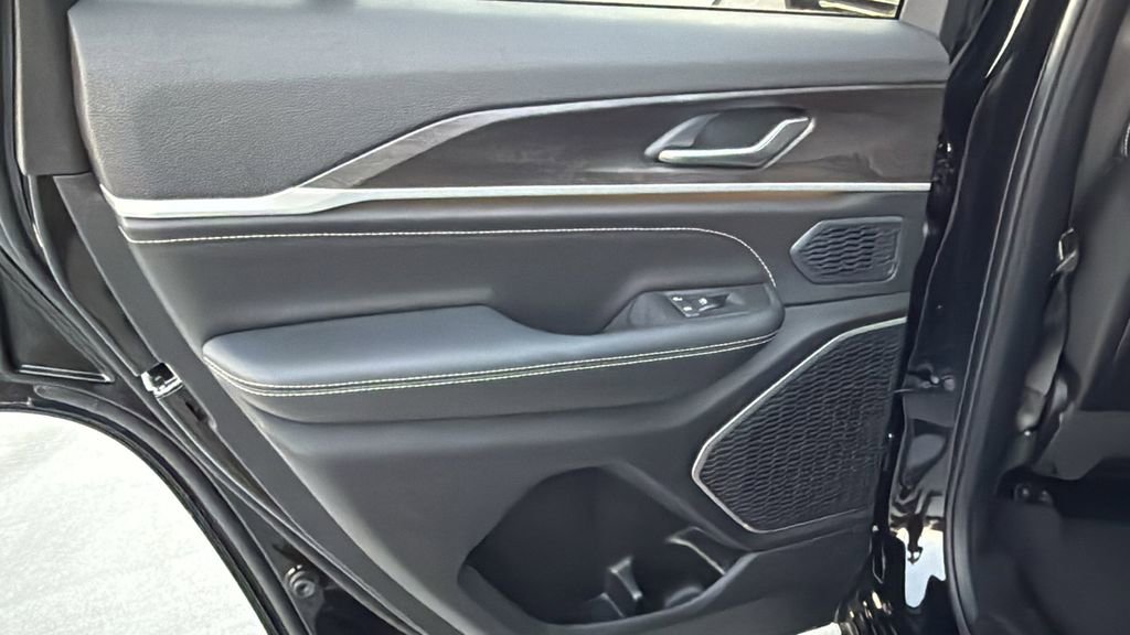 New 2026 Jeep Grand Cherokee Limited image 16