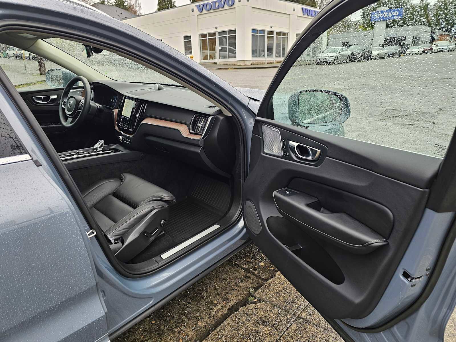 Certified 2023 Volvo XC60 B6 Ultimate w/ Protection Package Premier image 10