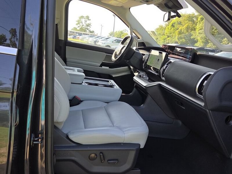 Used 2025 Ford Expedition Platinum AWD/4WD image 17