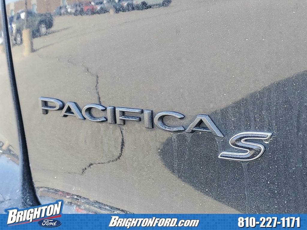 Used 2021 Chrysler Pacifica Touring-L w/ Uconnect Theater Family Group image 5