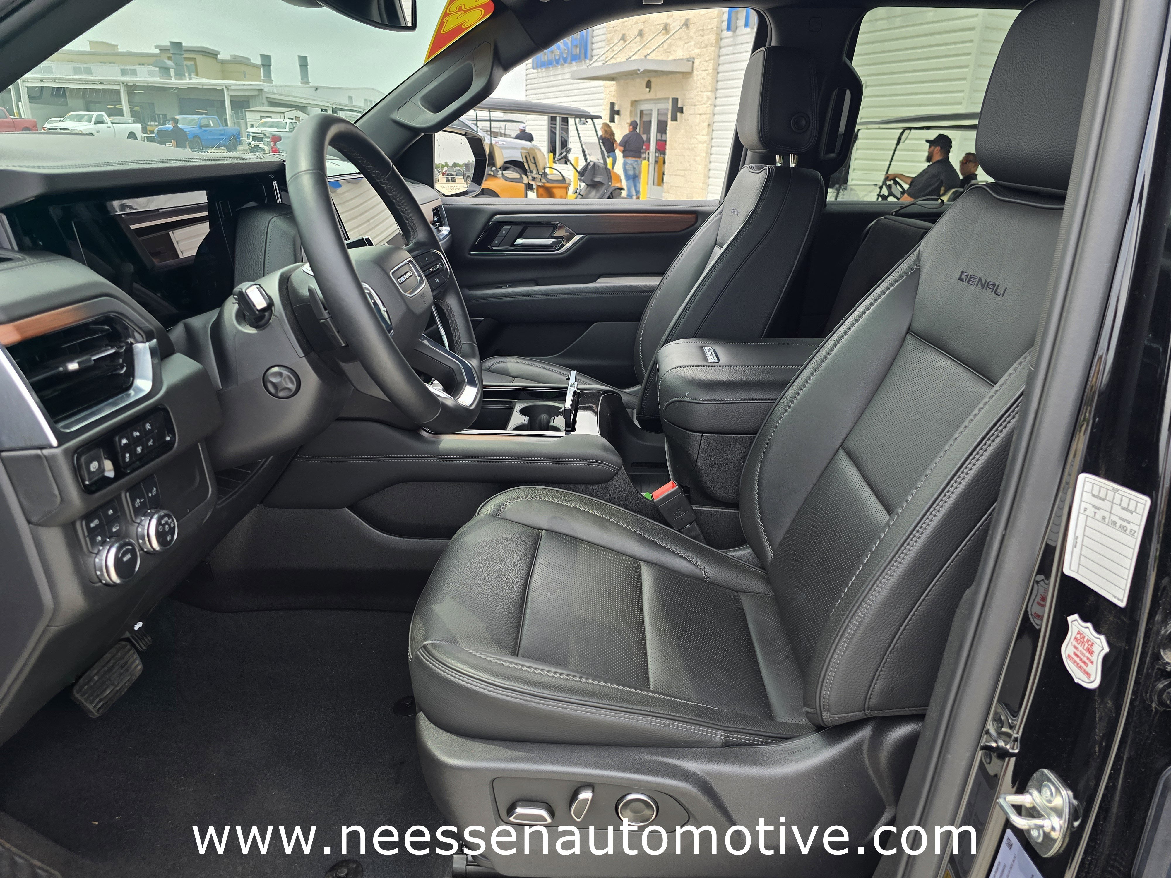 Used 2025 GMC Yukon Denali AWD/4WD image 6
