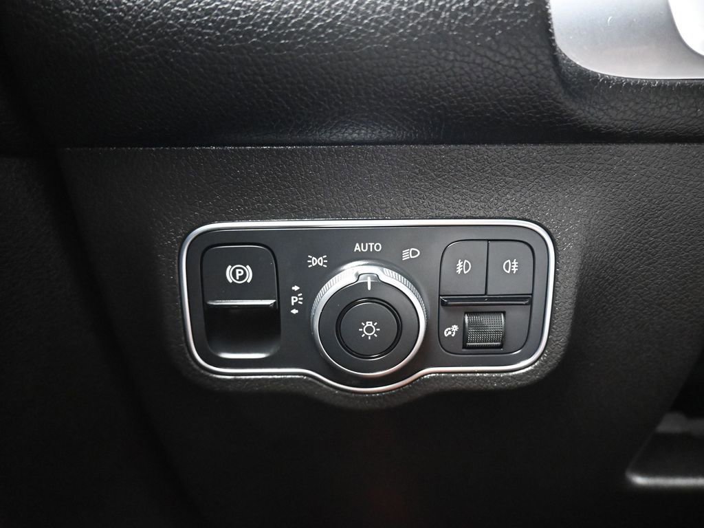 Used 2021 Mercedes-Benz GLB 250 4MATIC w/ Premium Package image 32