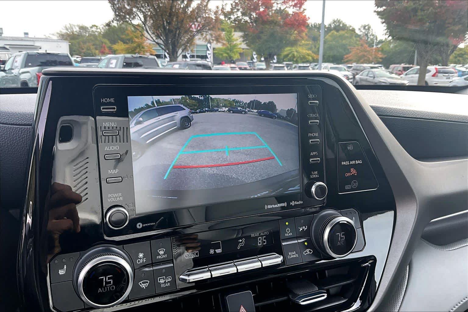 Used 2022 Toyota Highlander XLE AWD/4WD image 26