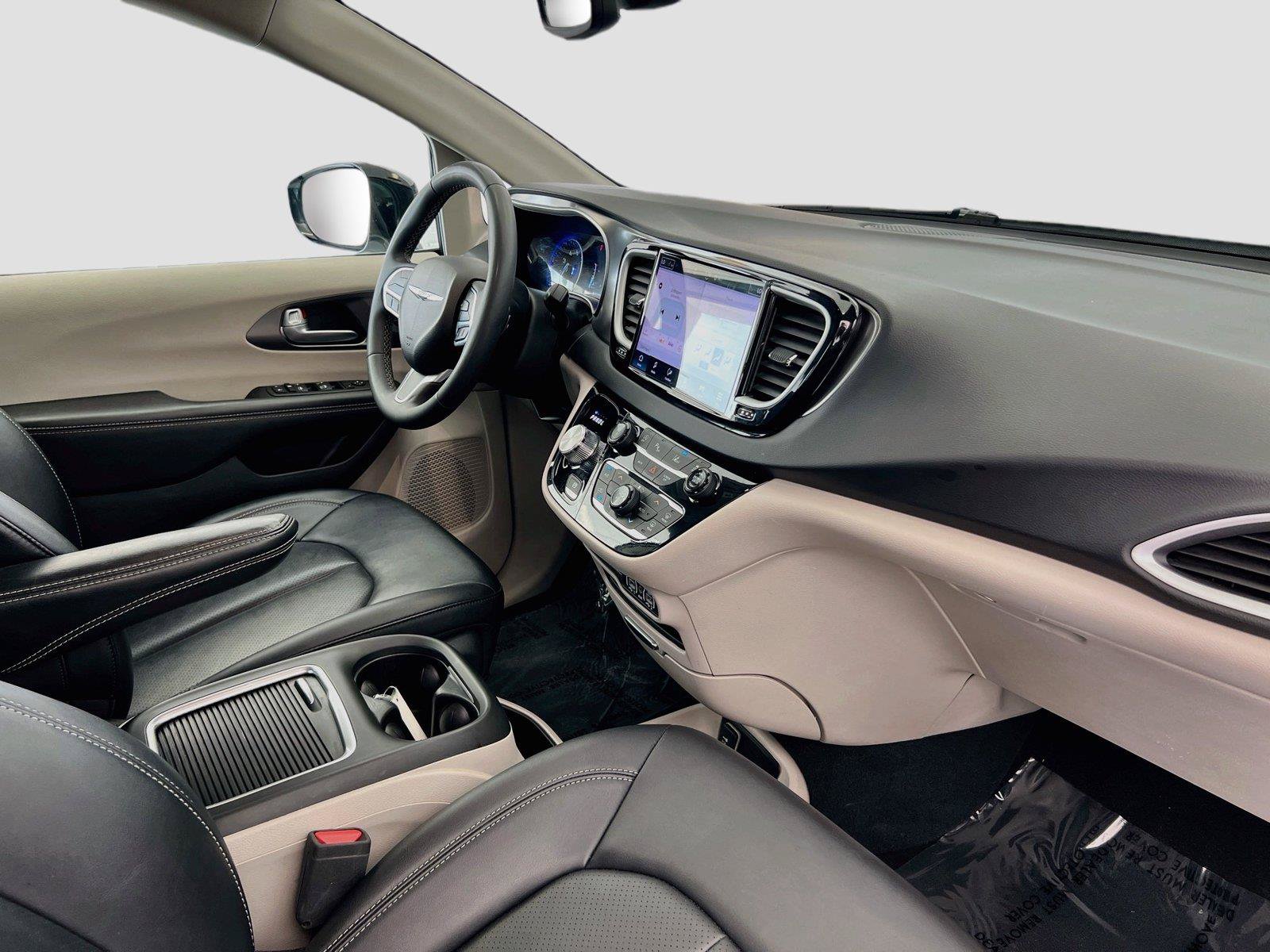 Used 2024 Chrysler Pacifica Touring-L FWD image 28