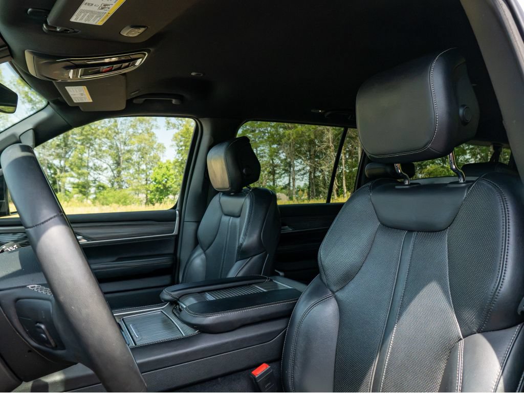 Used 2023 Jeep Wagoneer L Series II AWD/4WD image 12