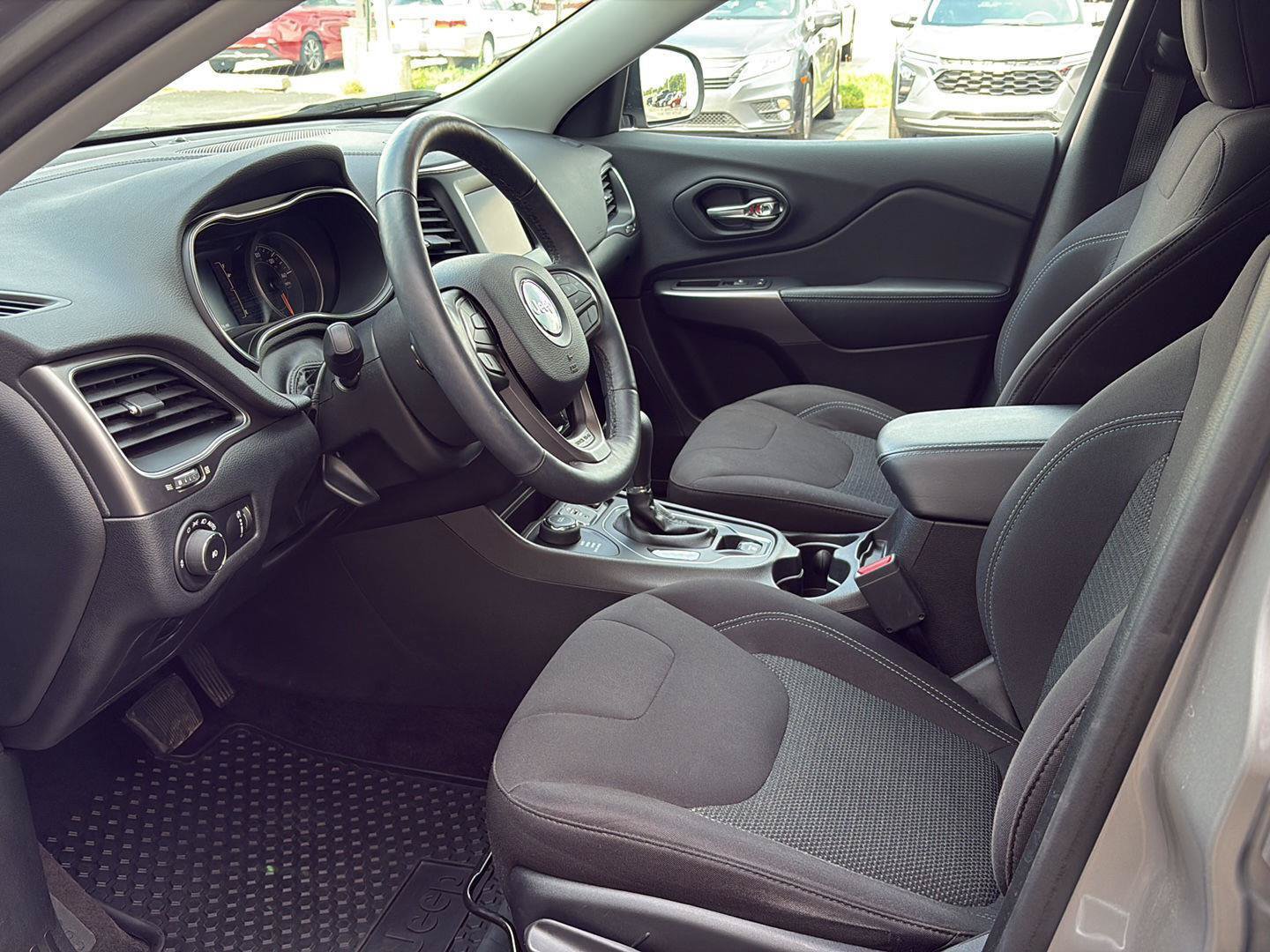 Used 2019 Jeep Cherokee Latitude w/ Cold Weather Group AWD/4WD image 5