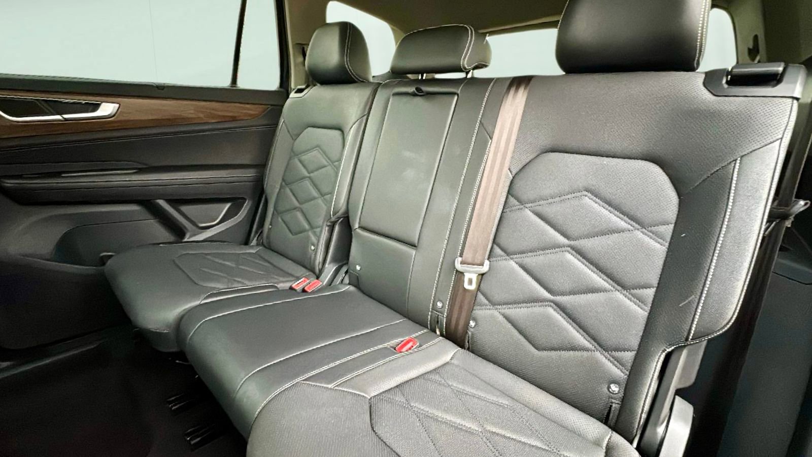 Used 2025 Volkswagen Atlas SE image 23