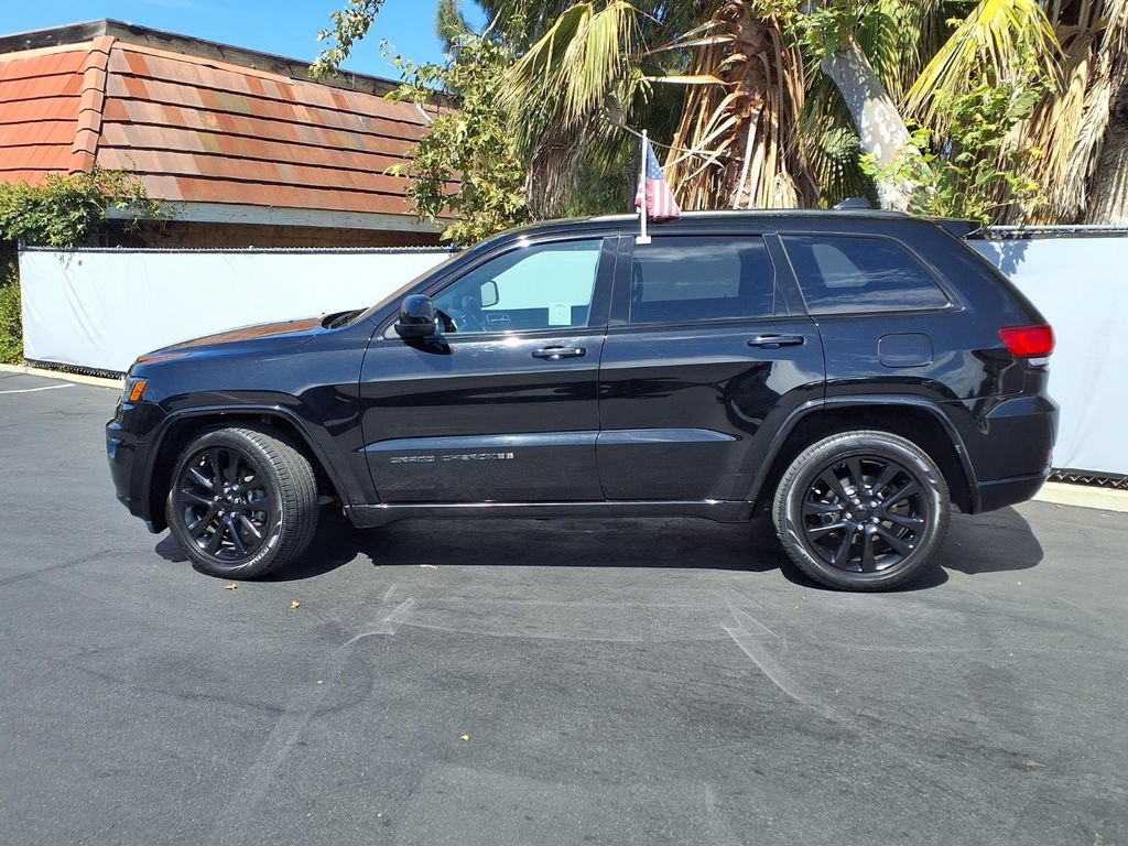 Used 2018 Jeep Grand Cherokee Altitude RWD image 3