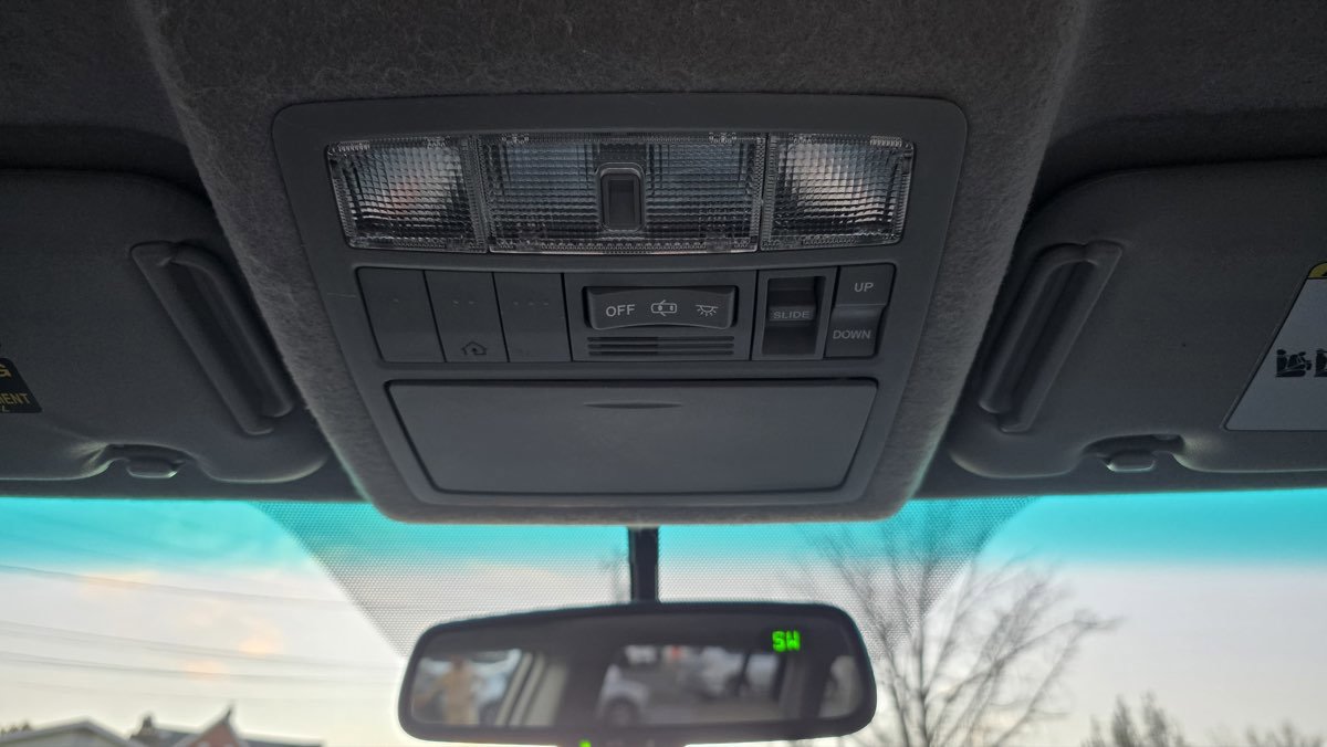 Used 2012 Toyota Highlander SE w/ Tow Pkg image 24