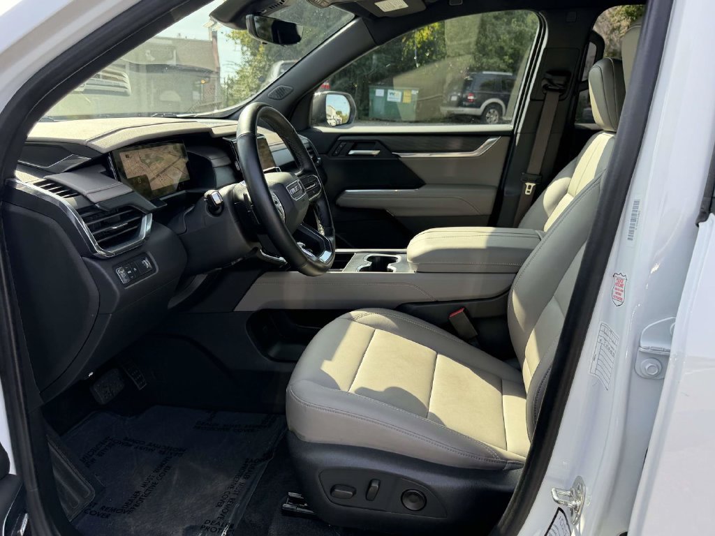 Used 2026 GMC Acadia Elevation w/ Elevation Premium Package FWD image 16
