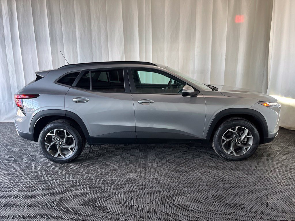 Used 2024 Chevrolet Trax LT FWD image 2
