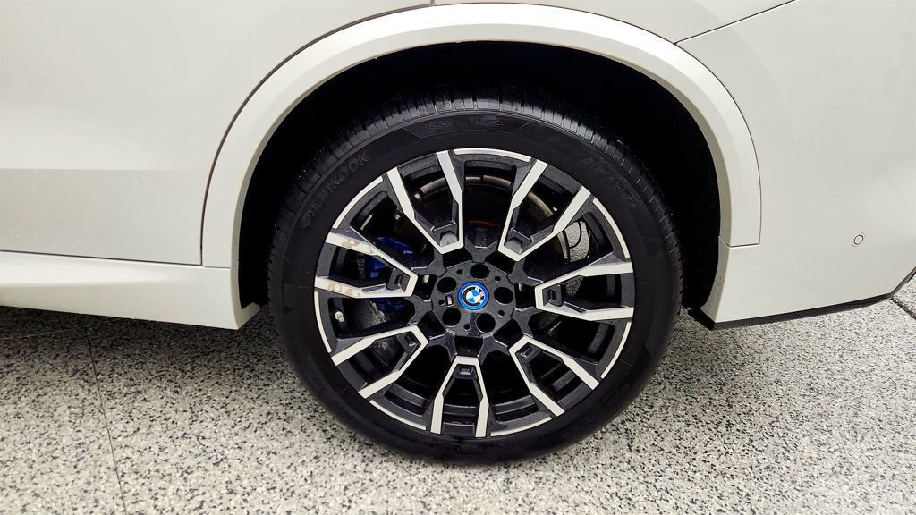 Used 2025 BMW X5 xDrive50e w/ M Sport Package image 9