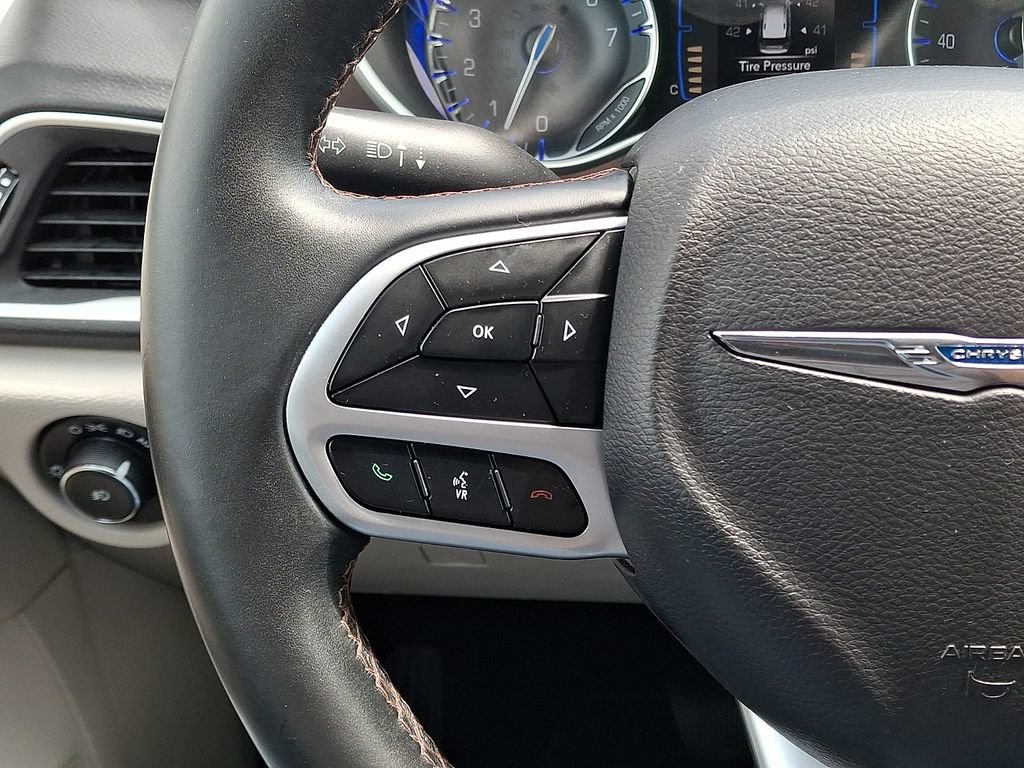 Used 2018 Chrysler Pacifica Touring-L FWD image 21