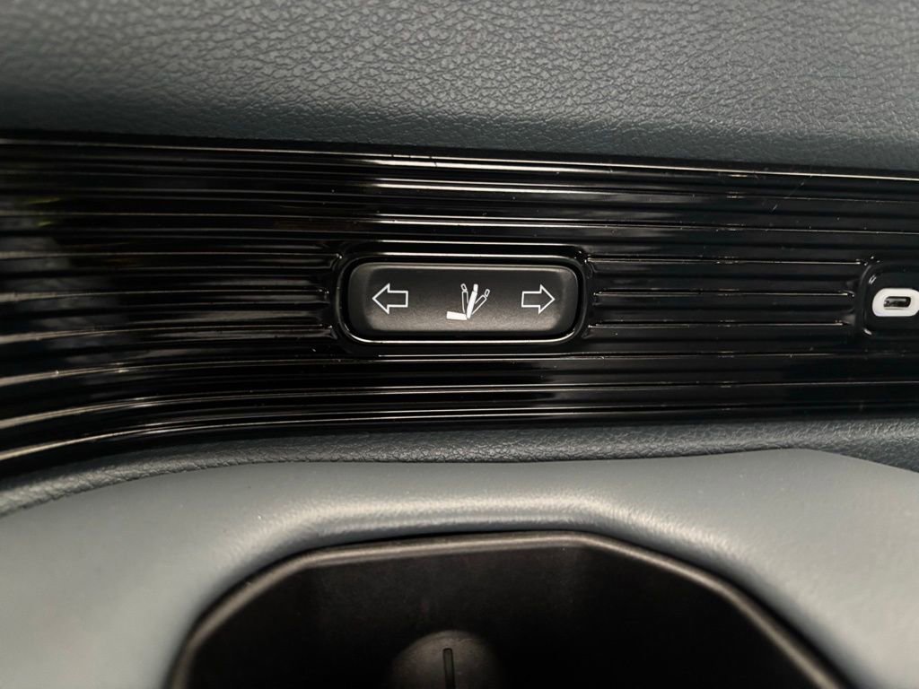 Used 2022 Jeep Grand Wagoneer Series III w/ Rear Seat Video Group 1 image 16